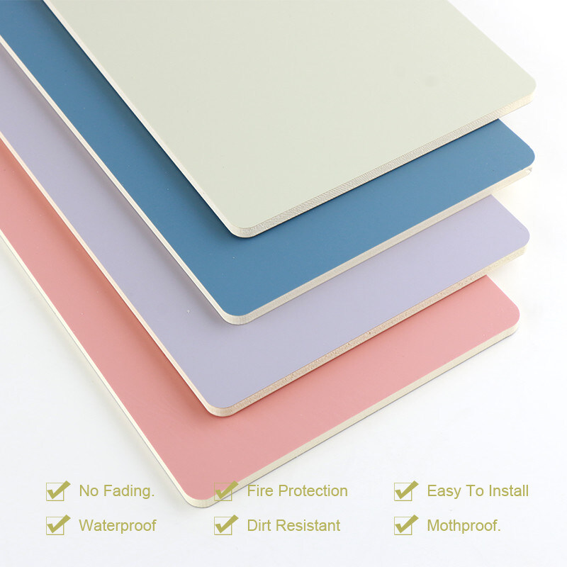 Los paneles de madera decorativos a prueba de humedad de la chapa de los paneles de pared del PVC de la sensación de la piel