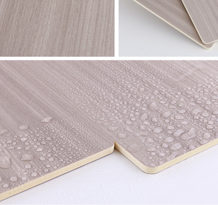 Panel de fibras de bambú del carbón de leña del PVC del grano de madera incombustible y resistente a la polilla del estilo de lujo ligero