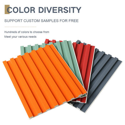 la parrilla plástica de madera WPC de 8.5m m estrió el panel de pared ninguna prenda impermeable de la pintura