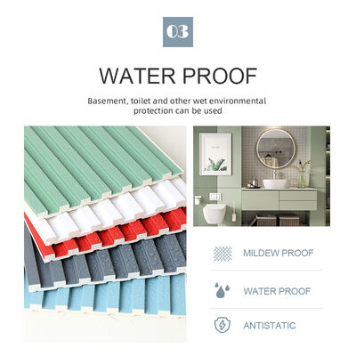 la parrilla plástica de madera WPC de 8.5m m estrió el panel de pared ninguna prenda impermeable de la pintura